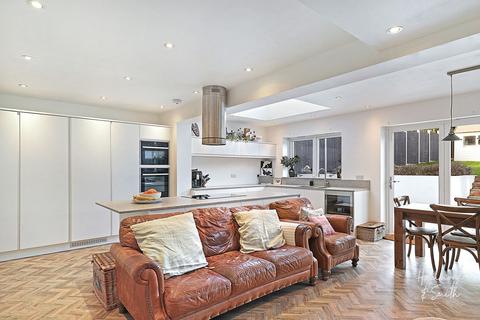 11 Centre Avenue, Epping, CM16 4JU