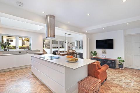 11 Centre Avenue, Epping, CM16 4JU