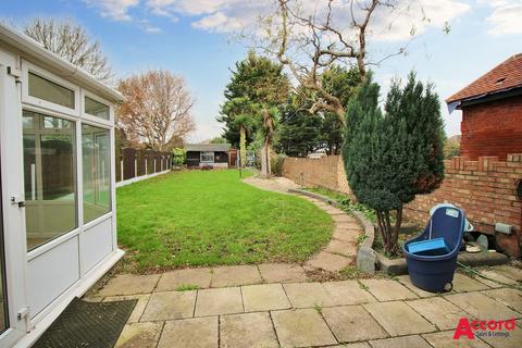 4 bedroom semi-detached house to rent, Corbets Tey Road, Upminster, RM14