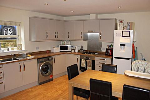 2 bedroom townhouse to rent, Keighley Road, Silsden BD20