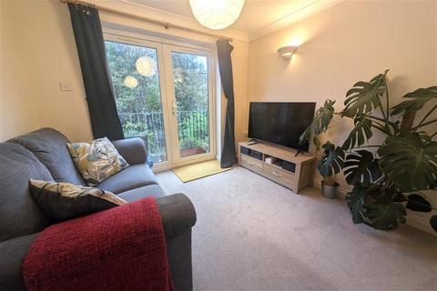 2 bedroom flat to rent, Banister Park