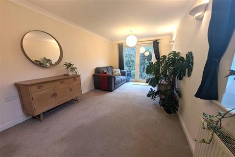 2 bedroom flat to rent, Banister Park