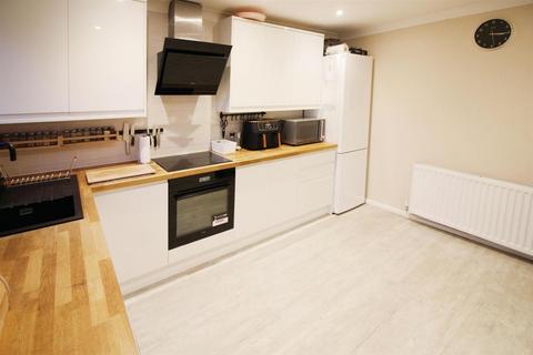 3 bedroom end of terrace house for sale, Highfield Villas, Leeds LS25