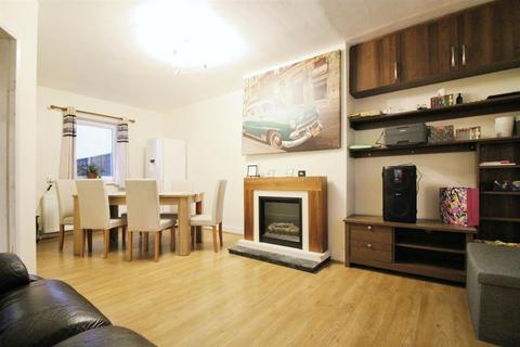 3 bedroom end of terrace house for sale, Highfield Villas, Leeds LS25