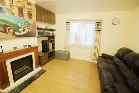 3 bedroom end of terrace house for sale, Highfield Villas, Leeds LS25