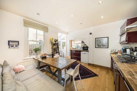 2 bedroom flat to rent, Trinity Road, London SW19