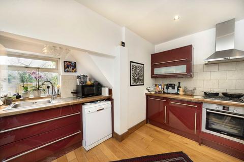 2 bedroom flat to rent, Trinity Road, London SW19