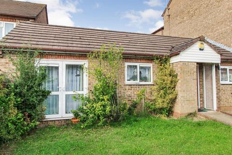 1 bedroom semi-detached bungalow to rent, Pennine Road, Slough