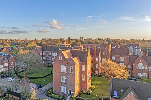 3 bedroom flat for sale, London Court, The Galleries, Brentwood CM14