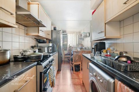 3 bedroom flat for sale, Six Acres Estate, London, N4