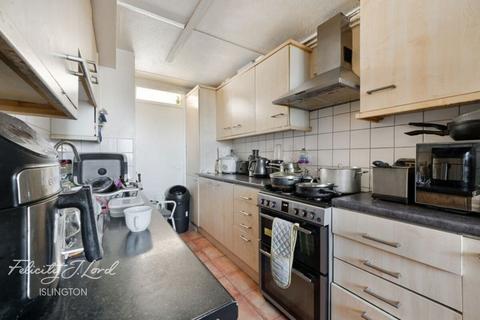 3 bedroom flat for sale, Six Acres Estate, London, N4