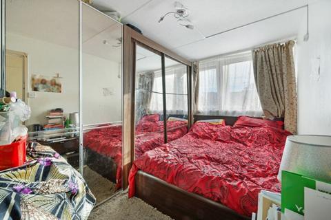 3 bedroom flat for sale, Six Acres Estate, London, N4