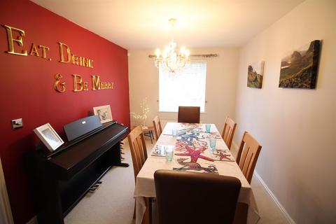 4 bedroom detached house for sale, Moorland Way, Leeds LS25