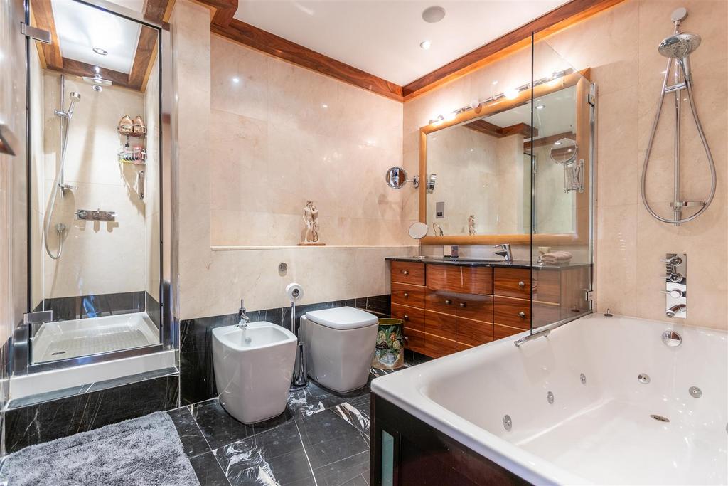 En-suite 1.jpg