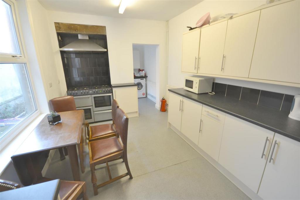 Fitted kitchen / diner