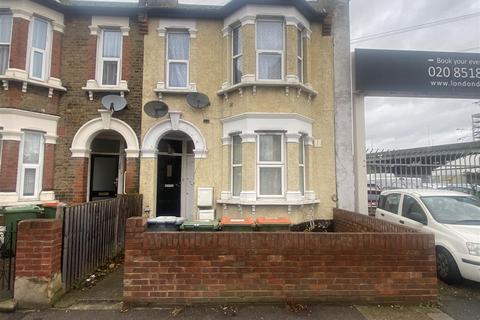 2 bedroom maisonette to rent, Romford Road, London