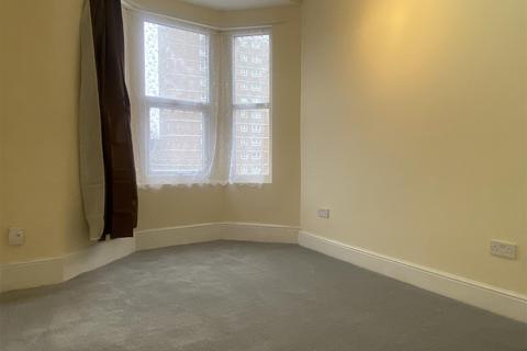 2 bedroom maisonette to rent, Romford Road, London