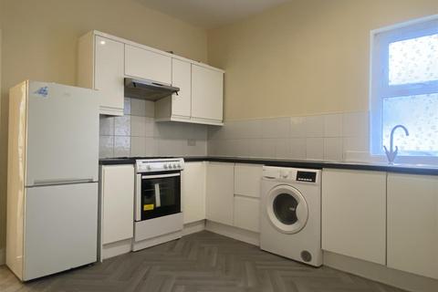 2 bedroom maisonette to rent, Romford Road, London