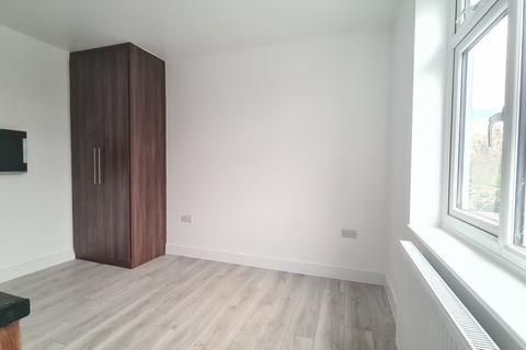 Studio to rent, Chatsworth Crescent, Hounslow, TW3