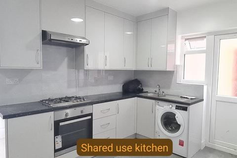 Studio to rent, Chatsworth Crescent, Hounslow, TW3