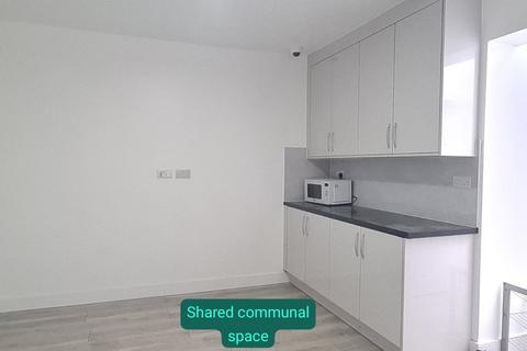 Studio to rent, Chatsworth Crescent, Hounslow, TW3