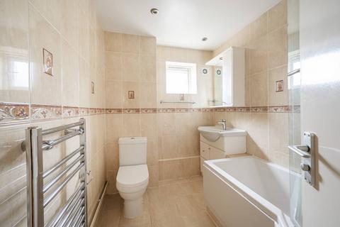 3 bedroom maisonette to rent, Richmond Road, Hackney, London, E8