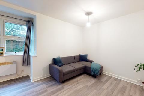 1 bedroom flat to rent, Balmoral Mews, London W12