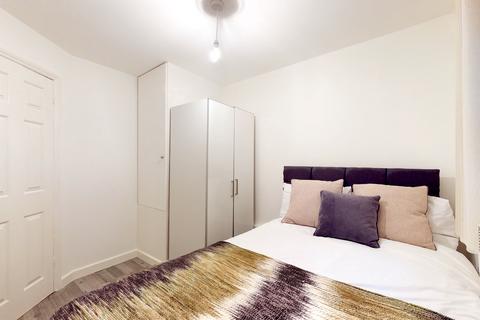 1 bedroom flat to rent, Balmoral Mews, London W12