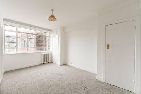 Studio to rent, Balham High Road, Balham, London, SW17