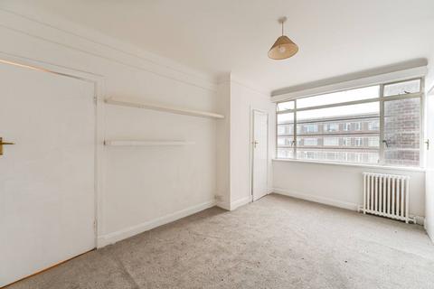 Studio to rent, Balham High Road, Balham, London, SW17