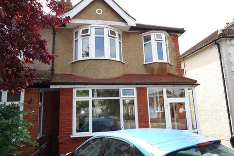 3 bedroom semi-detached house to rent, Kenilworth Gardens, Hornchurch RM12