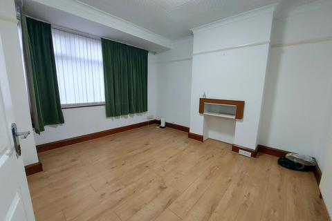 3 bedroom terraced house to rent, Bull Lane, Dagenham