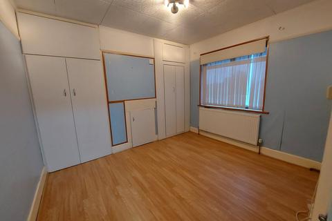 3 bedroom terraced house to rent, Bull Lane, Dagenham