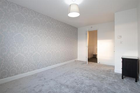 3 bedroom apartment to rent, Addington Avenue, Wolverton Park