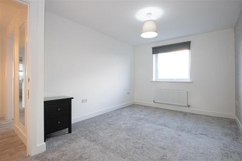 3 bedroom apartment to rent, Addington Avenue, Wolverton Park