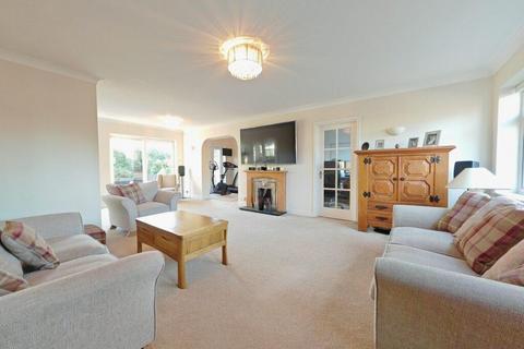 6 bedroom house to rent, Finchampstead Road, Wokingham