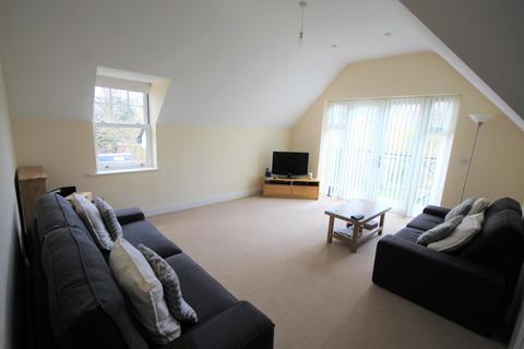 3 bedroom flat to rent, Birchwood Court, West Byfleet KT14