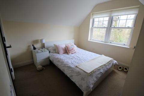 3 bedroom flat to rent, Birchwood Court, West Byfleet KT14