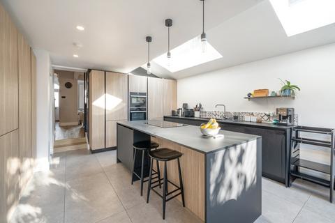 3 bedroom terraced house for sale, Lynton Road, London