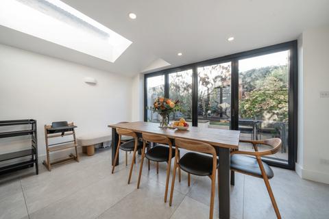 156 Lynton Road, London, SE1 5RB
