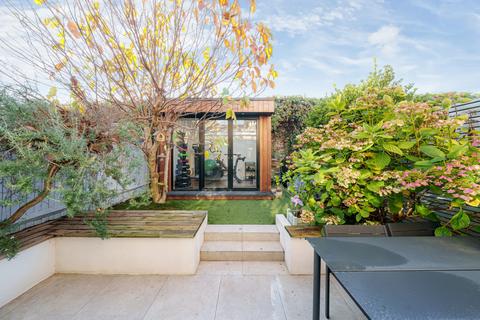 156 Lynton Road, London, SE1 5RB
