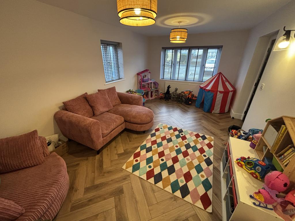 Sitting room/possible ground floor bedroom