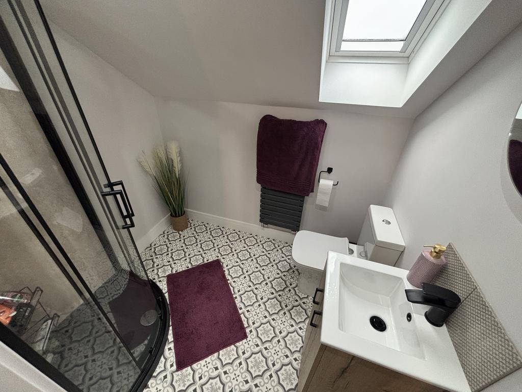 En suite to bedroom 1