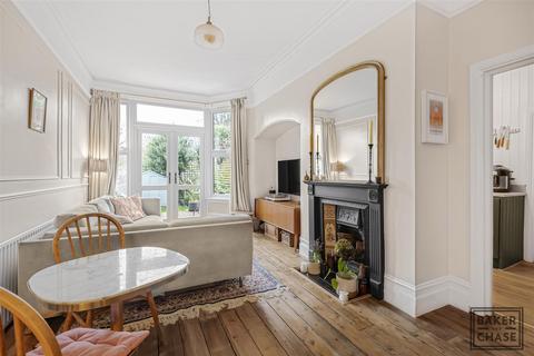 2 bedroom flat for sale, Hoppers Road, London N21