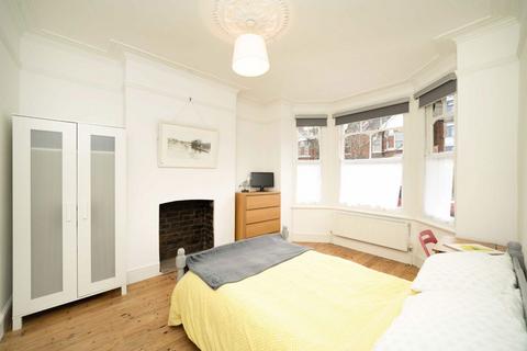 2 bedroom flat for sale, Valetta Road, London W3