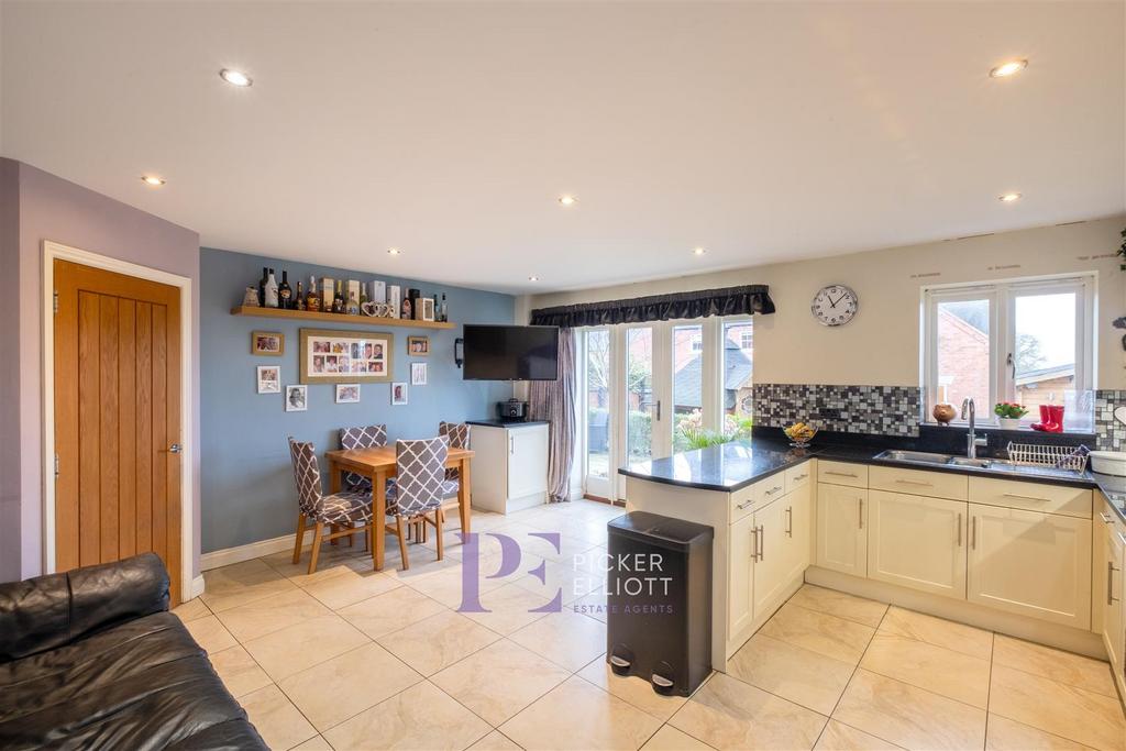 Living Kitchen/Dining Room