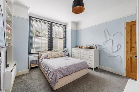 121 Darwin Road, London, W5 4BB