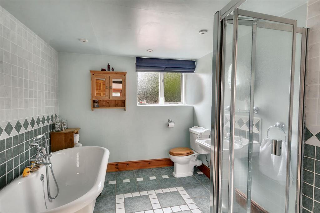 DSC 1196bathroom.jpeg