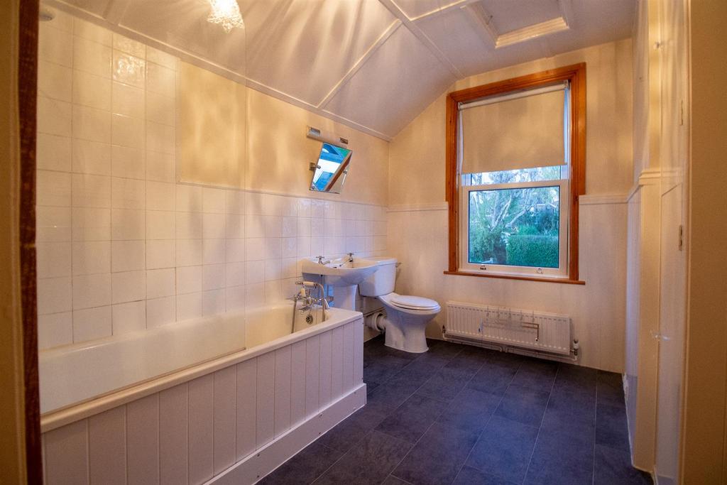 67 Queens Road - Bathroom.jpg