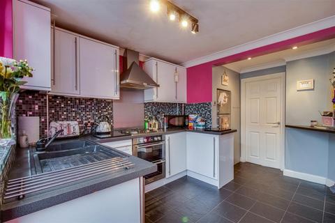 3 bedroom townhouse for sale, Valley Crescent, Wakefield WF2